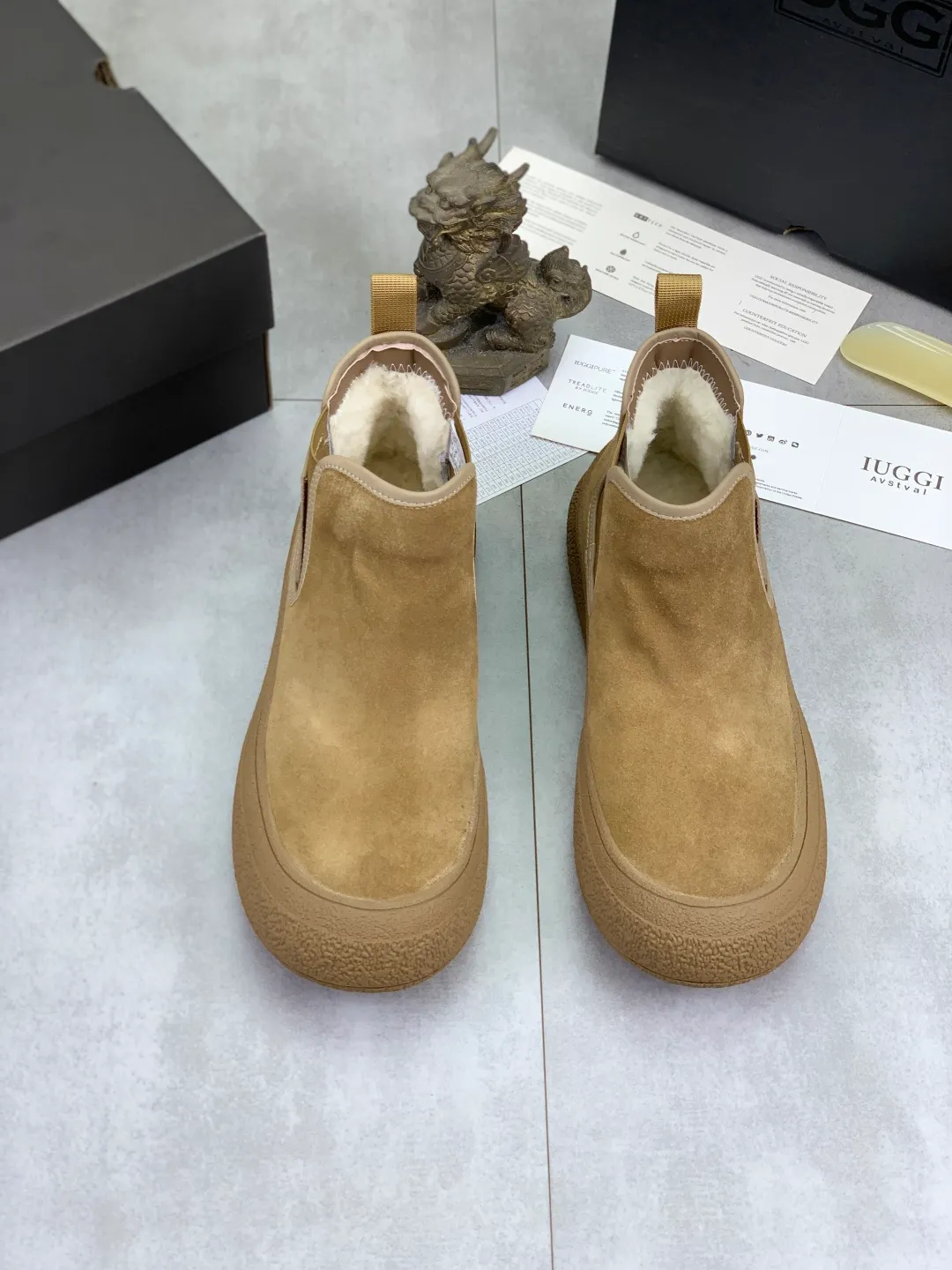Men's men's shoes 💰P560 New arrival 🆕🆕🆕 IUGGI A pair of handsome Martin boots that want to be "welded" to the feet. Sheep fur lining is comfortable and warm. The anti-slip performance is even better. Matte cowhide with super comfortable stretch velvet. ➕Fine handmade stitching to keep your feet from freezing in the winter. Must be arranged! Perfectly interpreting the essence of Chelsea, trendy and fashionable, casual and versatile. Size: 39-44